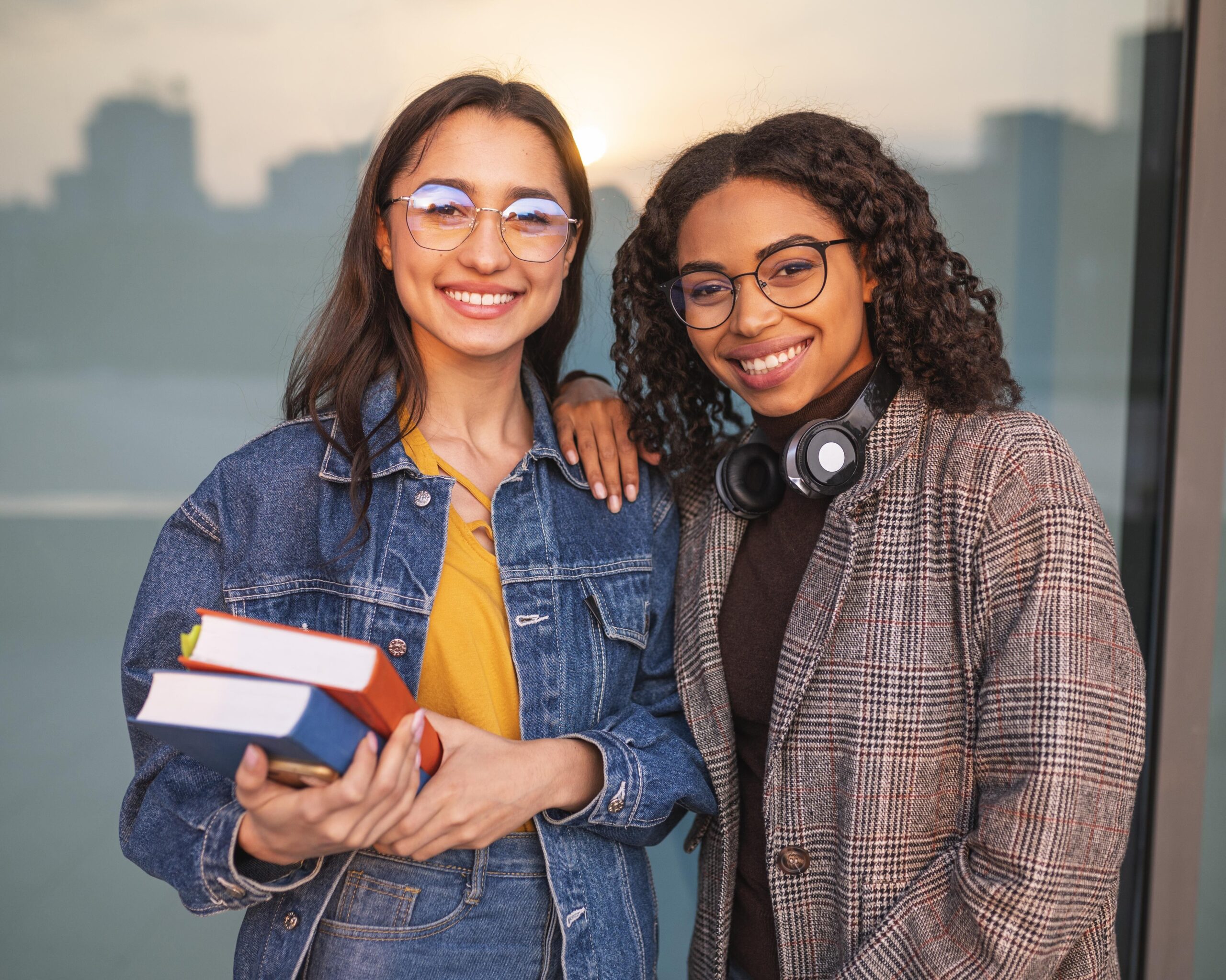 amigos-sorridentes-posando-junto-com-livros (1) (1)